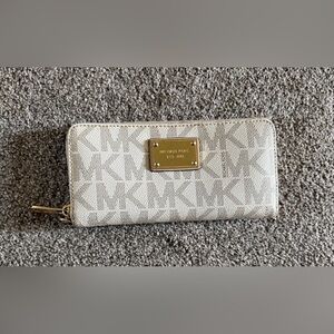 White Michael Kors Signature Wallet
